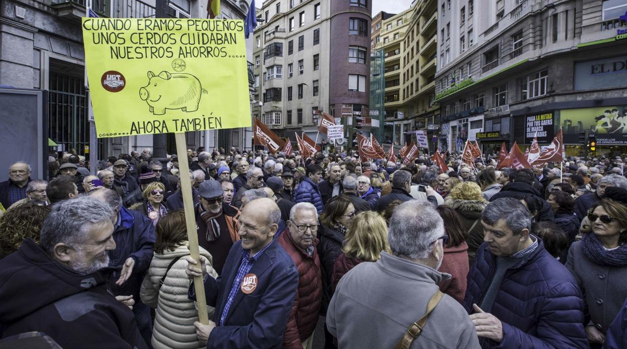 Manifestación de pensionistas reivindicando el mantenimiento del poder adquisitivo de las mismas y su futuro. roberto ruiz