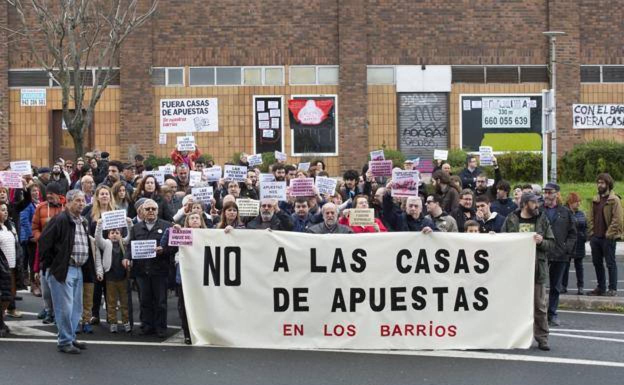 Movilización en Cazoña, secundada por otros barrios de la ciudad, contra la apertura de casas de apuestas.