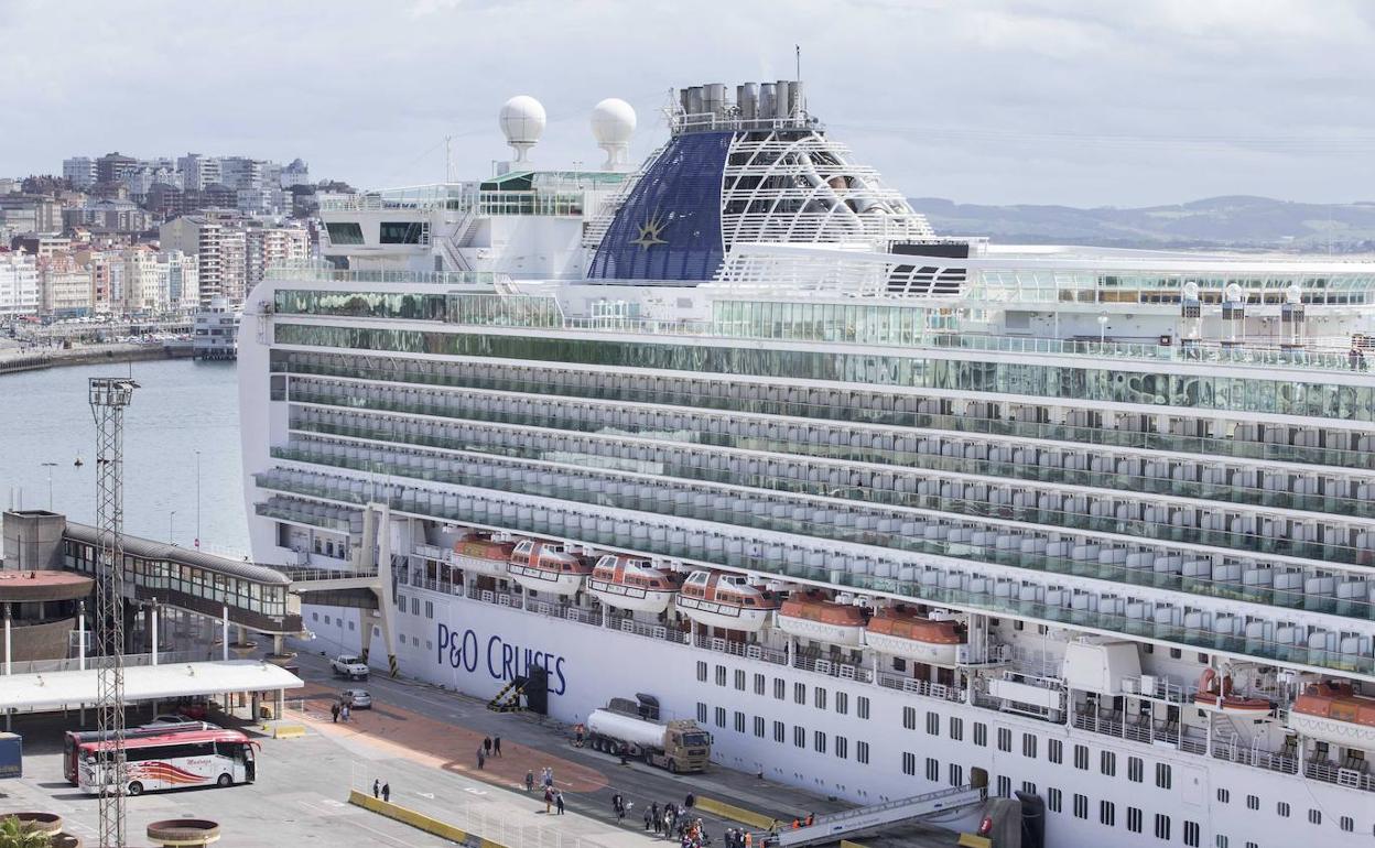 El barco Azura, atracado en Santander en 2019.