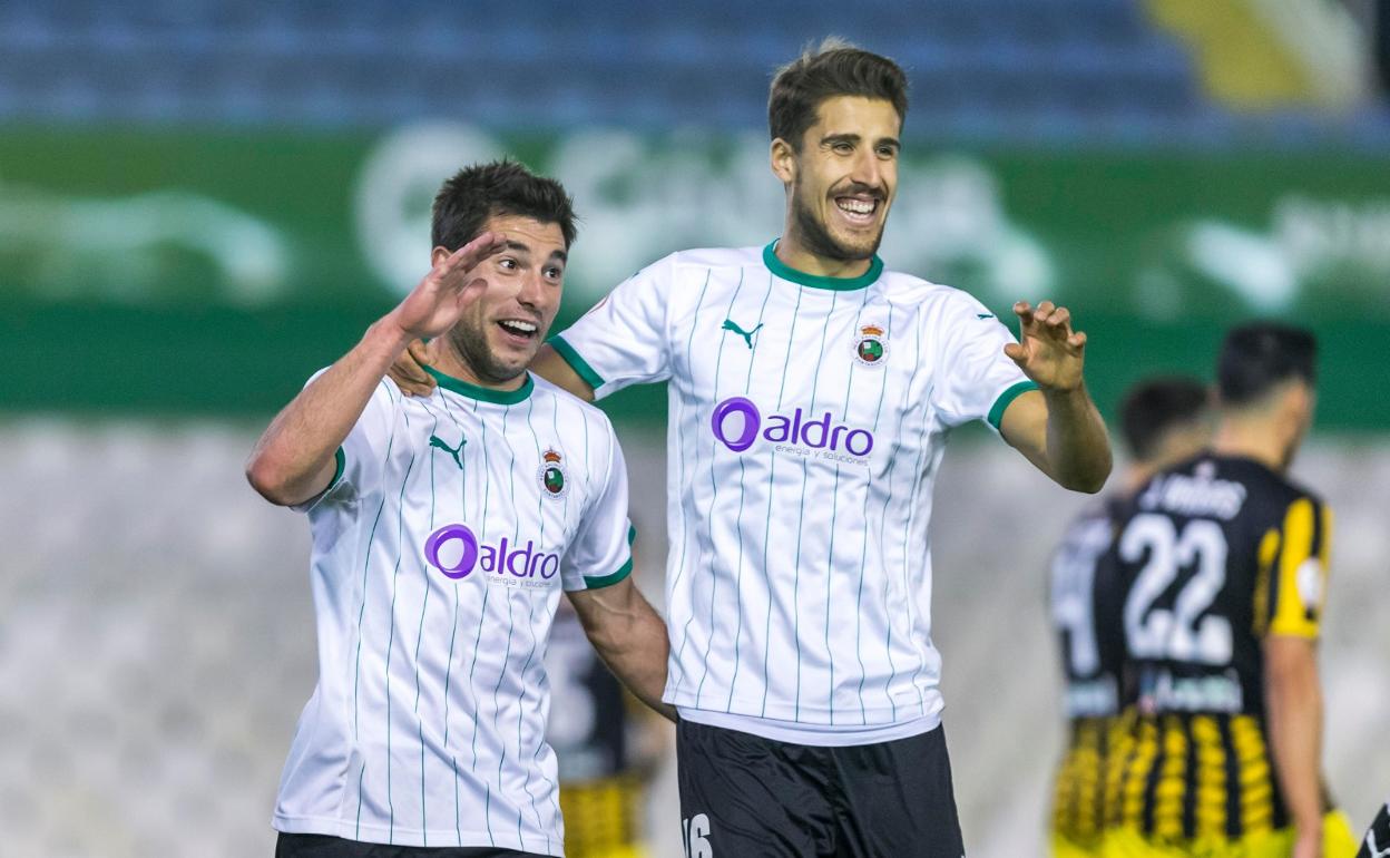 Jon Ander y Villapalos celebran el gol del primero.