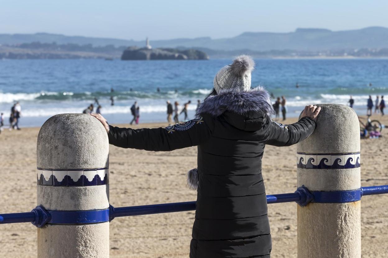 La protagonista de este relato de violencia machista, esta semana, en la playa de El Sardinero, en Santander. 