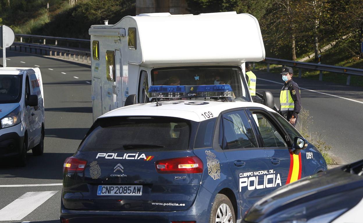 Imagen de archivo de un control de la Policía Nacional a la salida de Torrelavega