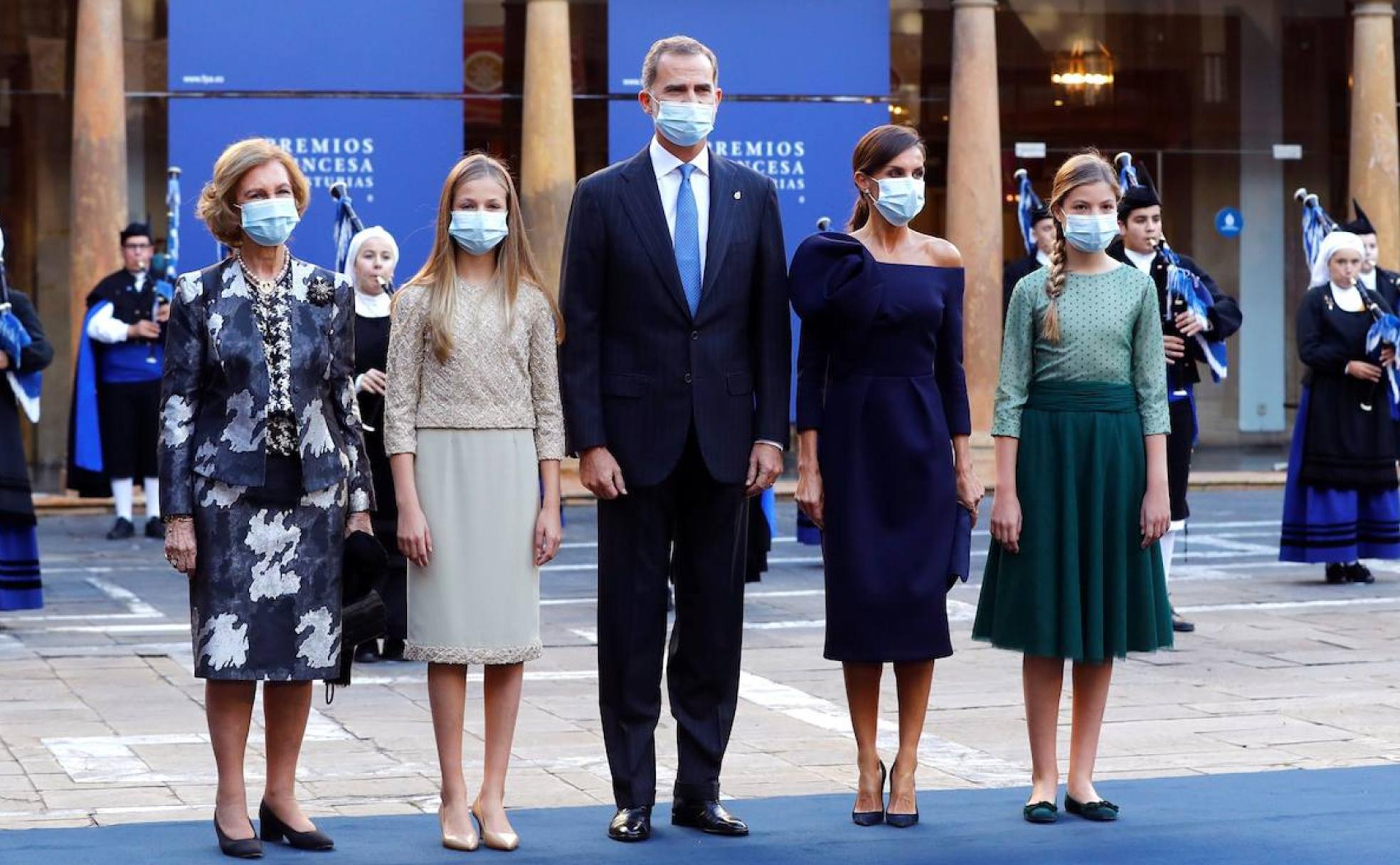 Los Reyes Felipe VI y Letizia, acompañados de la Princesa Leonor y laInfanta Sofía, y de la Reina emérita Sofía