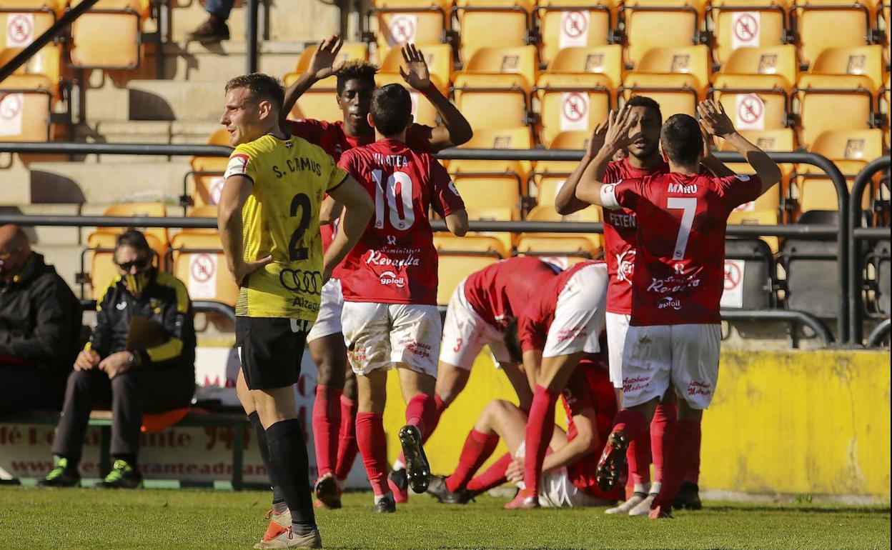 Los jugadores del Laredo celebran el gol de Álvaro García.