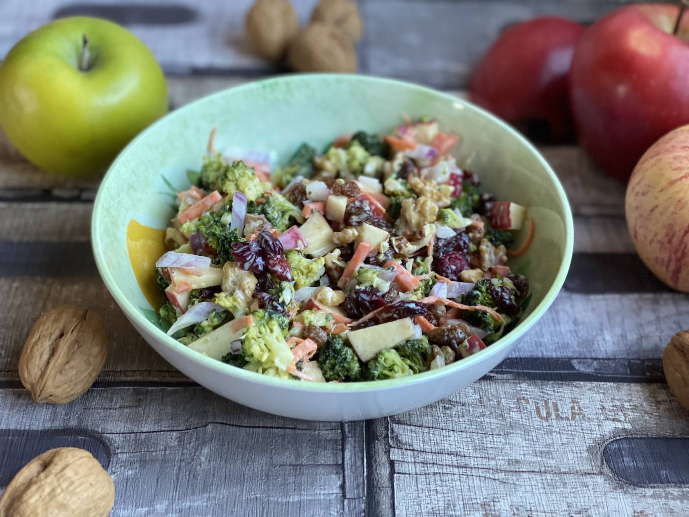 Ensalada de manzana y brócoli.