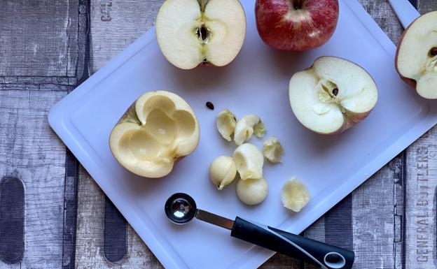 Cortar y vaciar las manzanas.