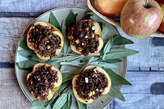 Emplatar las manzanas rellenas.