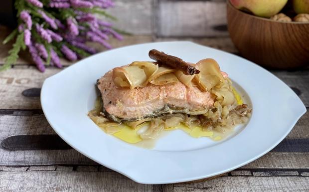 Salmón con manzanas y cebollas caramelizadas.