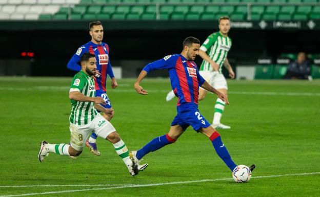 Esteban Burgos conduce el balón ante la presión de Fekir.