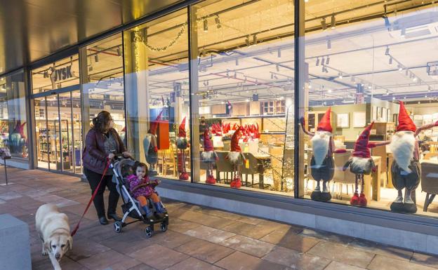 Imagen principal - La apertura de Mercadona pone en marcha el centro comercial Bahía Real de Camargo