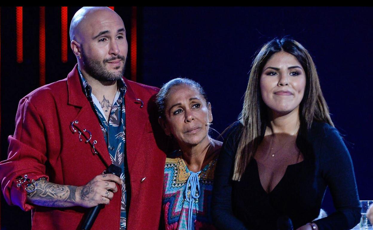 Isabel Pantoja, junto a sus dos hijos, en una gala de 'Supervivientes', hace un año.