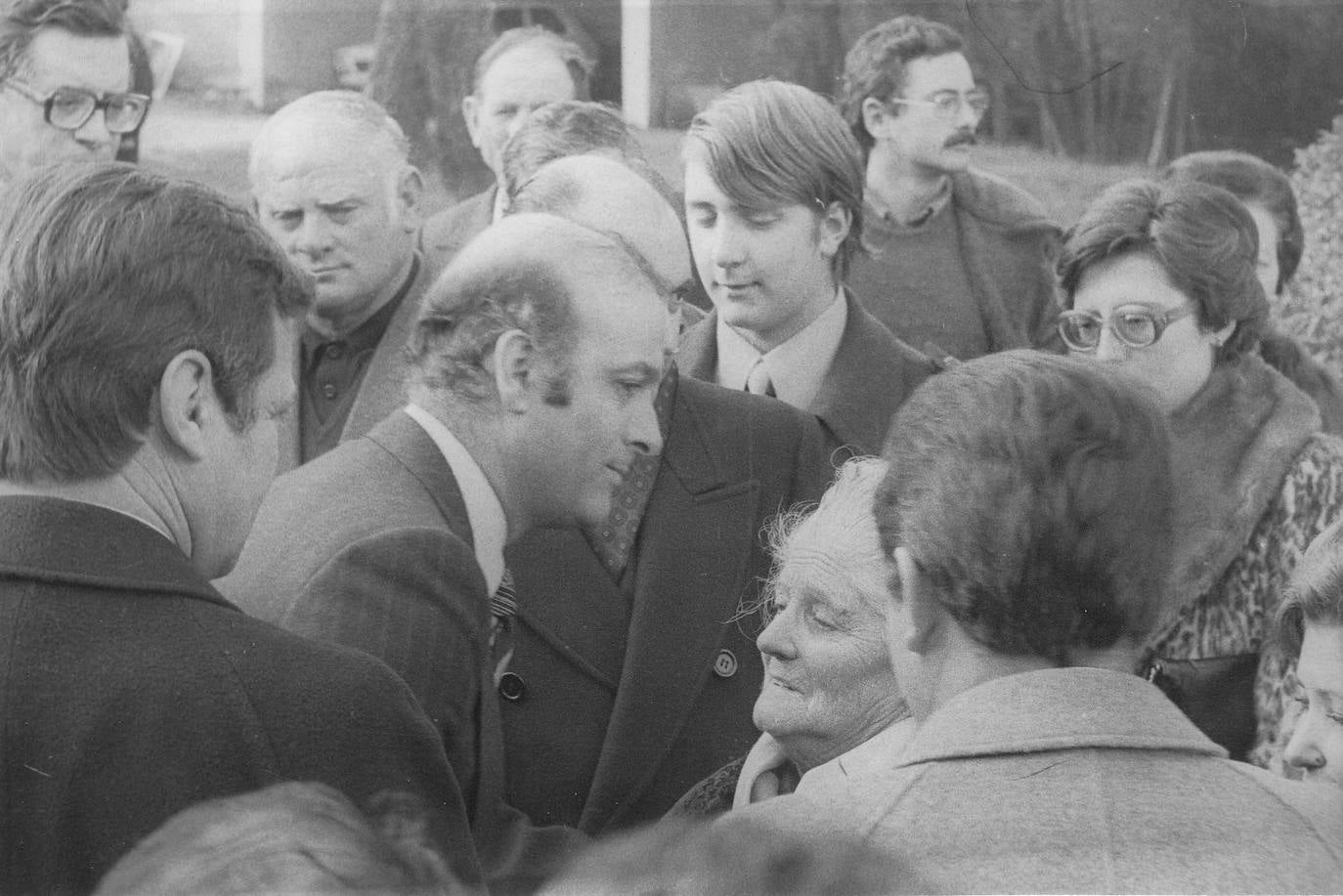 1980. Foto del traslado de los restos del escritor Manuel Llano al Panteón de Hombres Ilustres de Ciriego. En la imagen, Juan Hormaechea y la viuda María Lázaro.