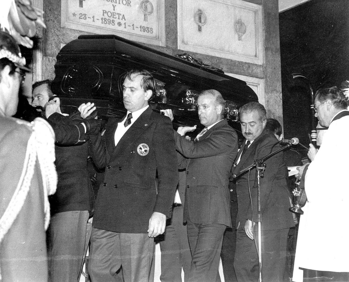 1985, entierro del aviador Juan Ignacio Pombo en el panteón de los Hombres Ilustres del cementerio de Ciriego. Hormaechea fue uno de los cántabros que llevó el féretro.