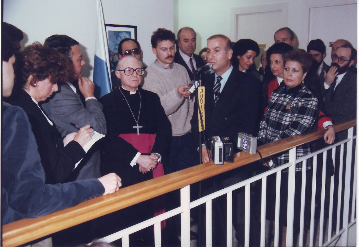 1986. Inauguración de los locales de la Asociación Provincial de Amas de Casa de Santander, Araccua, para realizar talleres en la calle Ruiz de Alda. Juan Hormaechea y el obispo Juan Antonio del Val asistieron al acto.