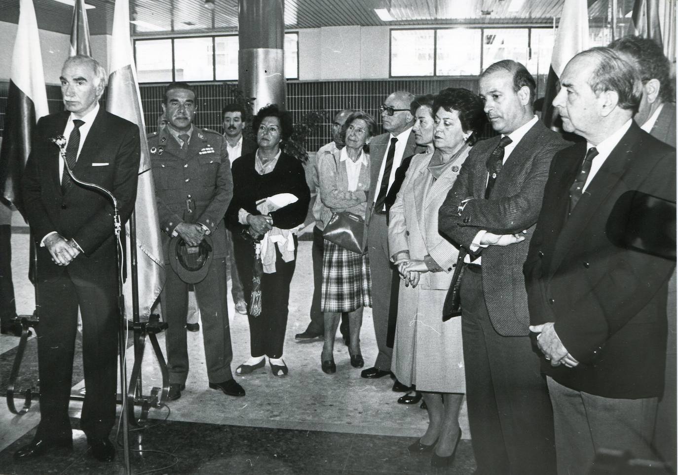 1987. Inauguración de la estación de autobuses de Santander. Al acto asistieron el presidente de Cantabria, Angel Díaz de Entresotos (izquierda); y el alcalde de Santander, Juan Hormaechea (segundo por la derecha).