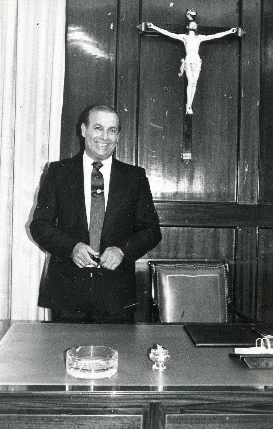 1987. Juan Hormaechea Cazón tras su toma posesión como presidente de Cantabria.