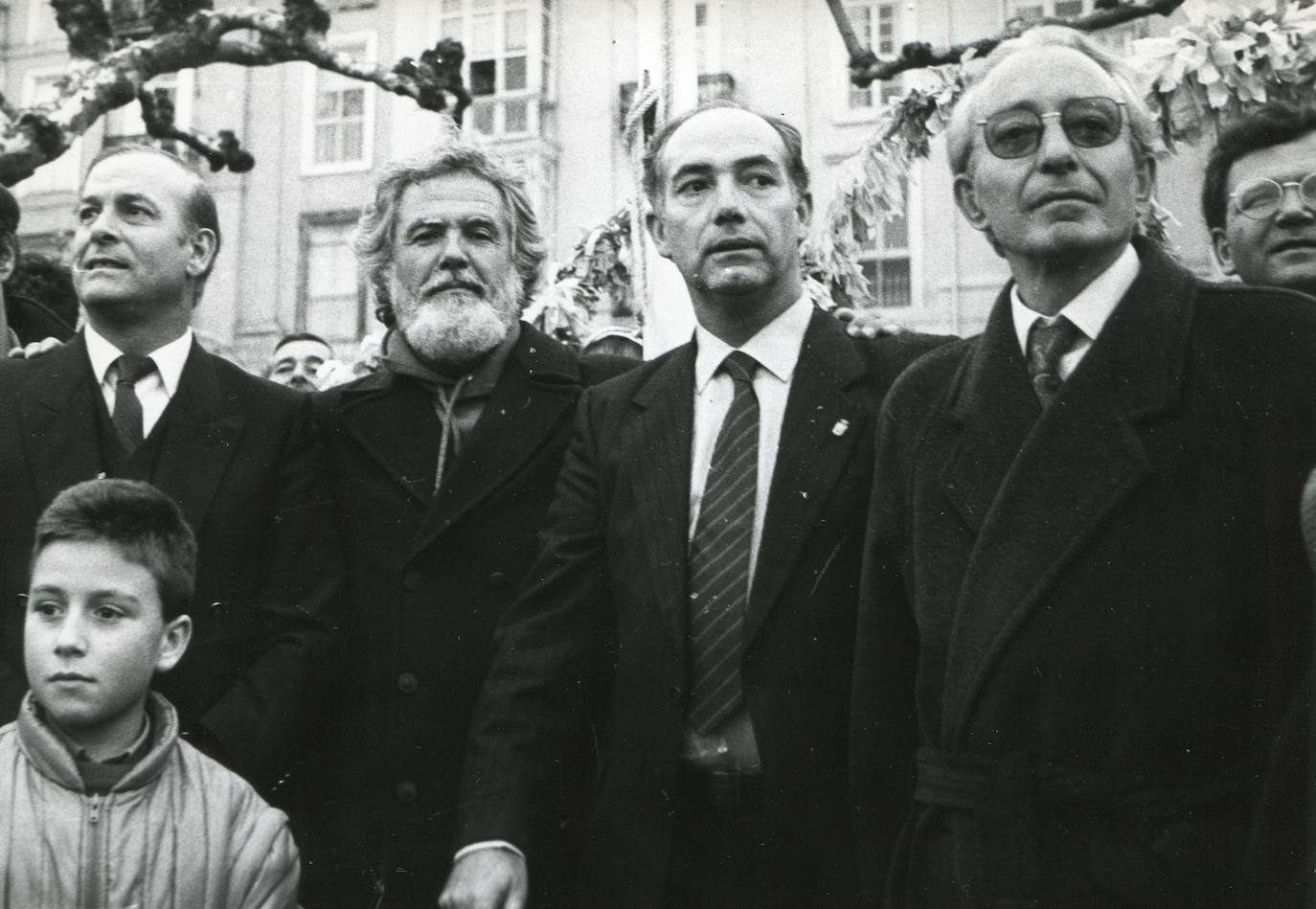 1987. Foto del navegante Vital Alsar a su llegada a Santander en la expedición de la Marigalante. En la imagen, de izquierda a derecha, Juan Hormaechea, Vital Alsar, Manuel Huerta y Jesús Aguirre, duque de Alba 