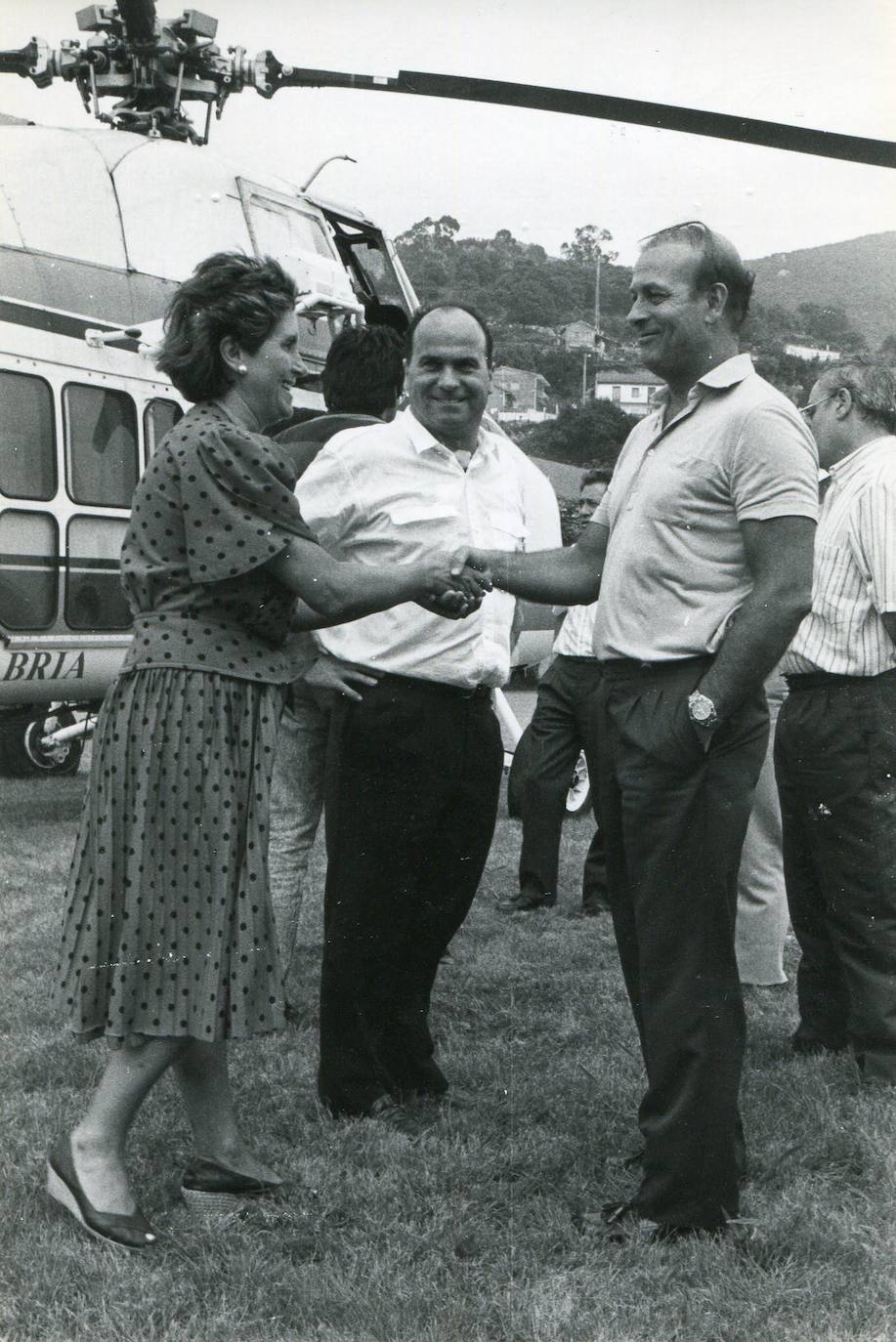 1988. Visita de Juan Hormaechea a Santoña. En la imagen junto al alcalde de la época, José Martín Solaeta 