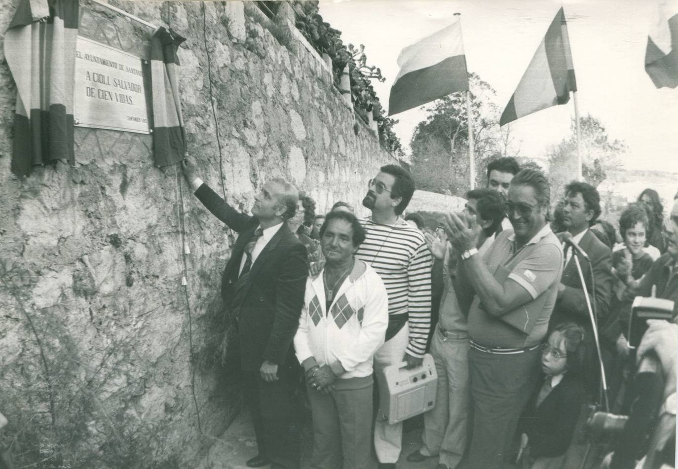 Foto de la década de los 80, en la que el alcalde Juan Hormaechea descubrió una placa dedicada 'A Cioli. Salvador de cien vidas' en la playa de La Magdalena de Santander.