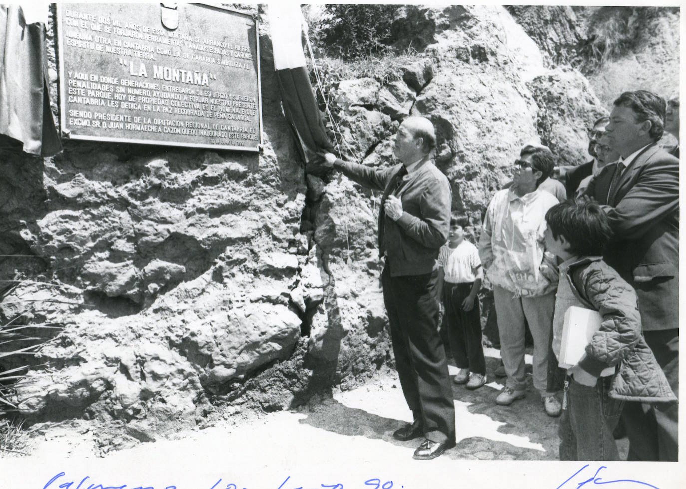 1990. Hormaechea descubre la placa conmemorativa durante la inauguración del Parque de la Naturaleza de Cabárceno. 