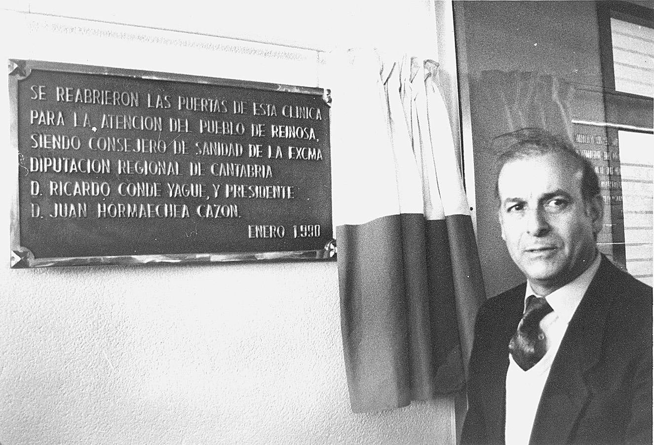 1990. El presidente regional, Juan Hormaechea, descubrió una placa con motivo de la reapertura de la clínica Reinosa.