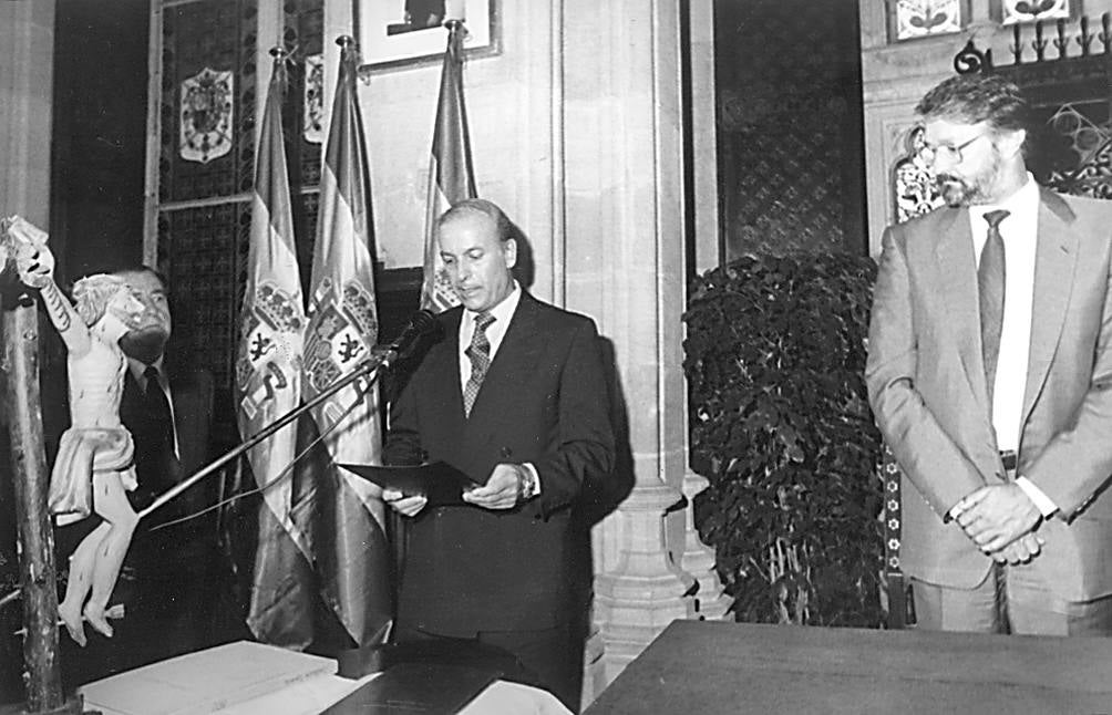 1991. Hormaechea jurando el cargo de presidente de Cantabria junto a Jaime Blanco (PSOE), en el Palacio de Sobrellano de Comillas.