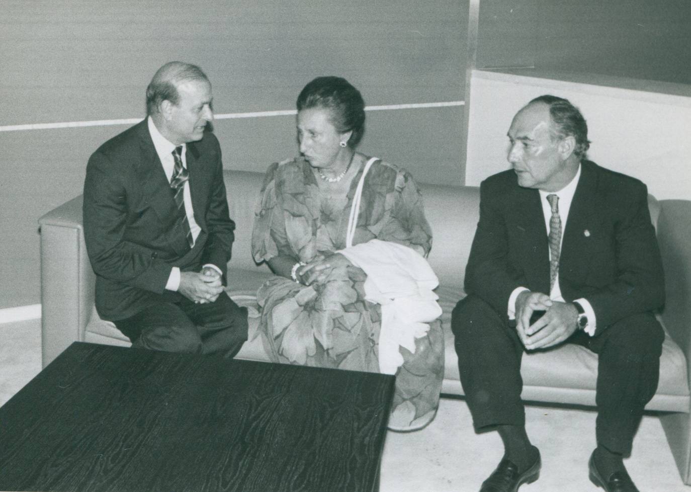 1992. La duquesa de Soria, Margarita de Borbón, junto a Juan Hormaechea -entonces presidente regional-; y el alcalde de Santander, Manuel Huerta en la final del concurso de piano de Santander que se celebró en el Palacio de Festivales.