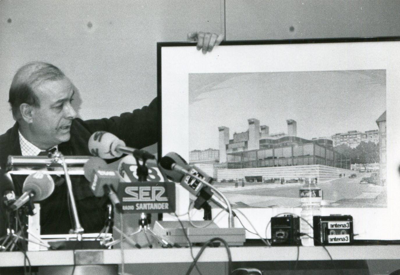 1992. Juan Hormaechea Cazón con una fotografía del proyecto del Palacio de Festivales de Santander.