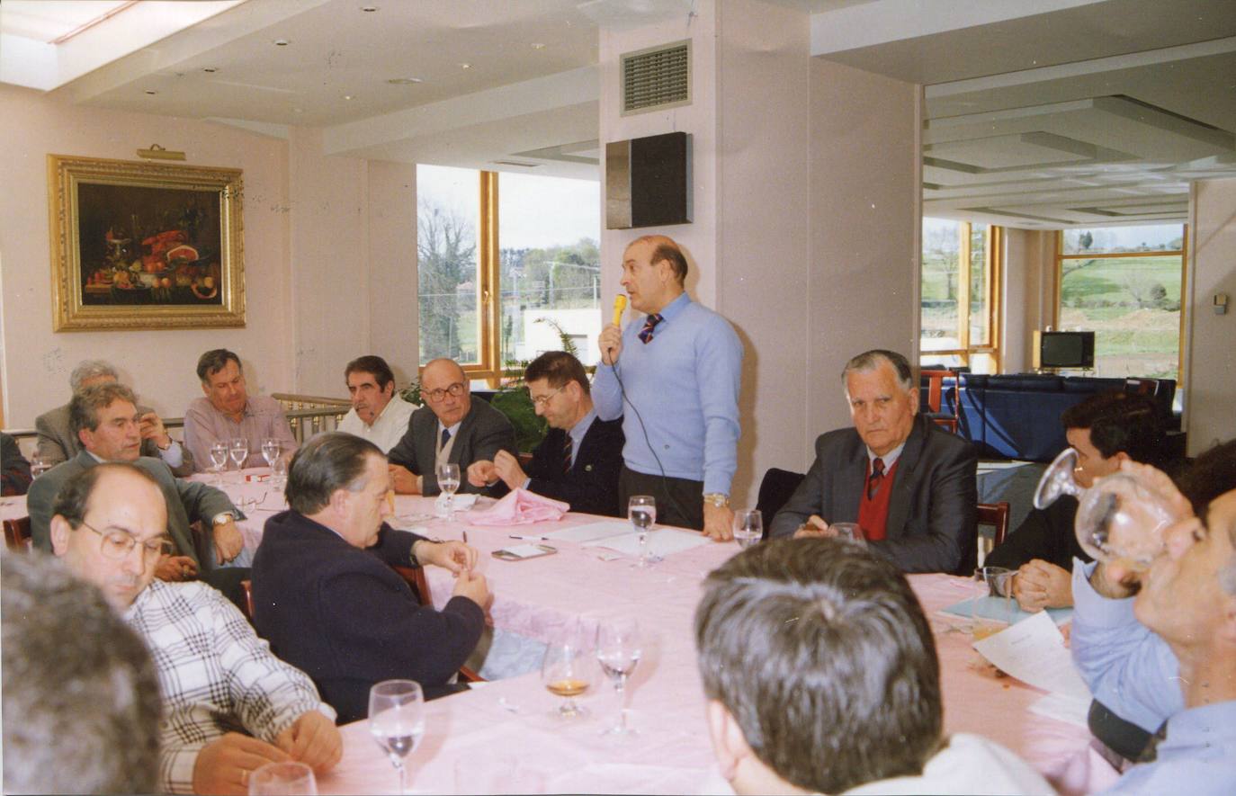 1993. Hormaechea durante una reunión con 25 alcaldes de la zona oriental.