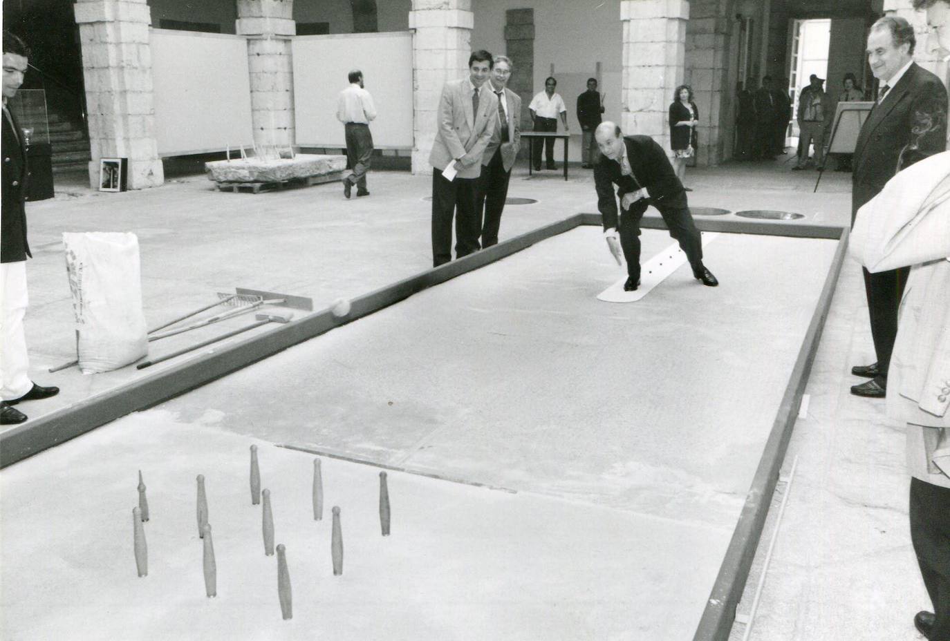 Juan Hormaechea Cazón jugando a los bolos en el Parlamento.