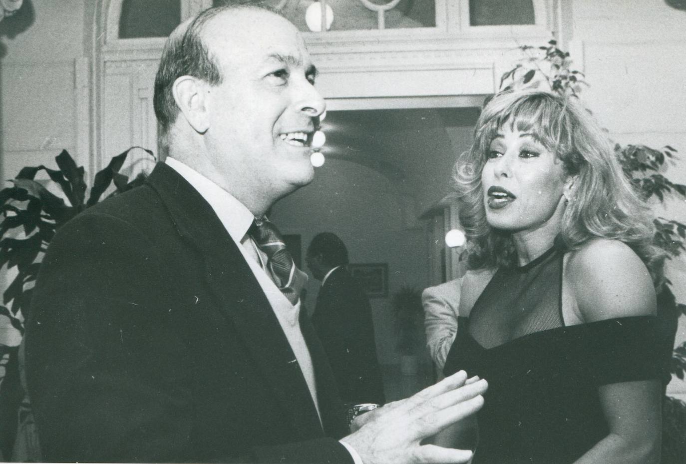 1993, Hormaechea junto a la actriz santanderina Miriam Díaz Aroca.