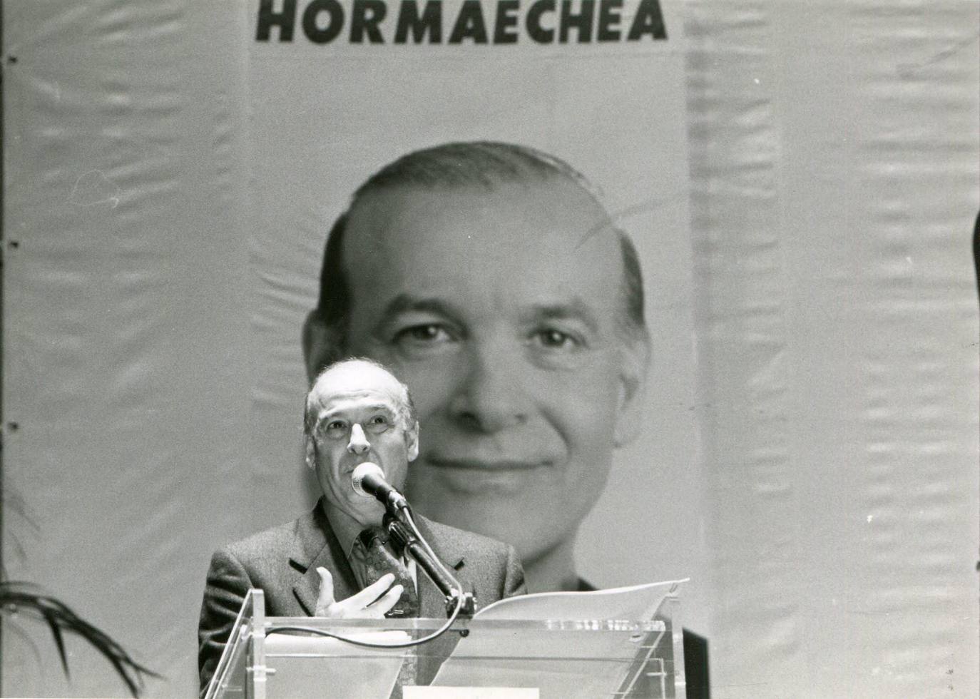 1995. Hormaechea hablando durante un mitin en la campaña electoral.