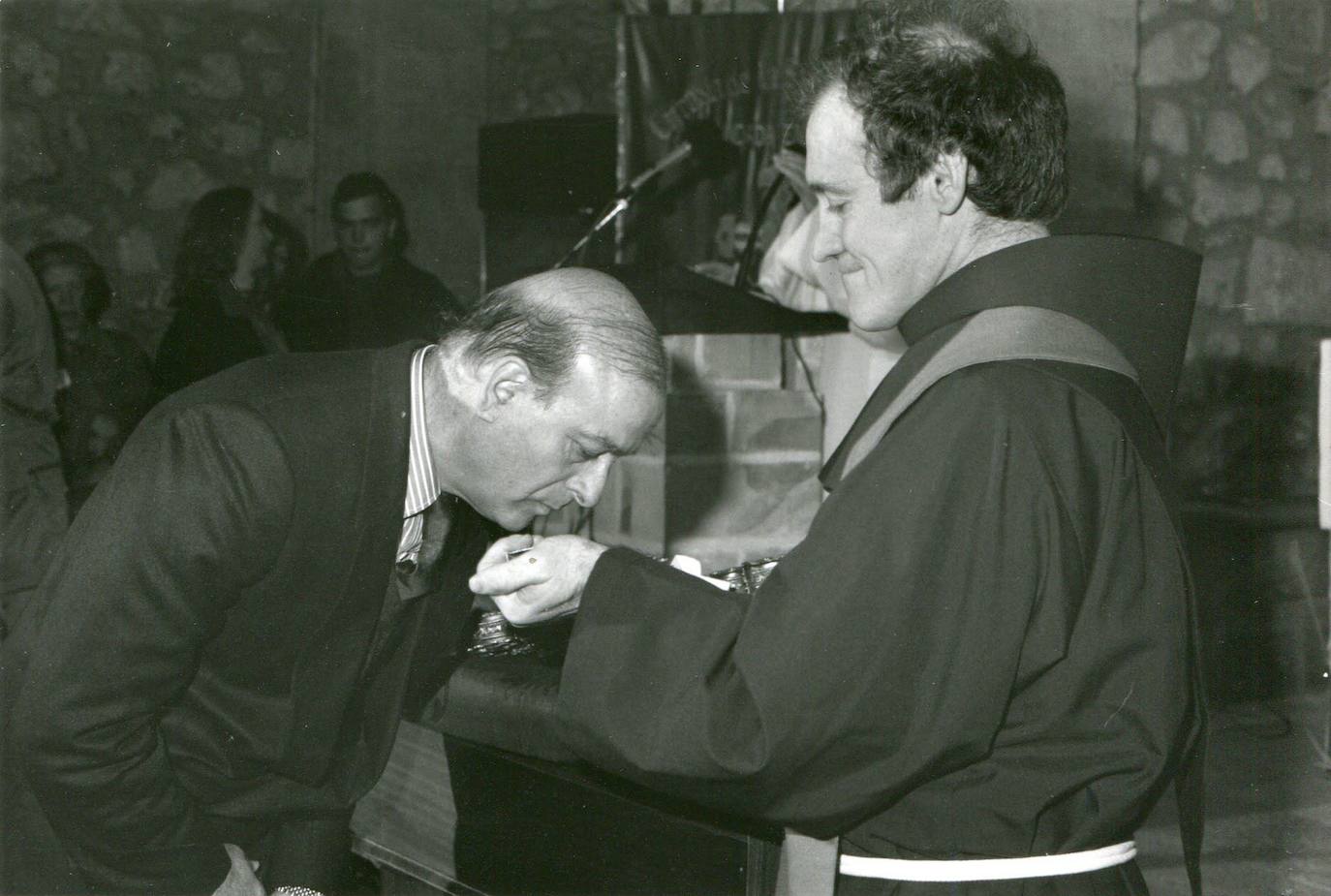 1995. Juan Hormaechea besando el Lignum Crucis en Santo Toribio de Liébana.