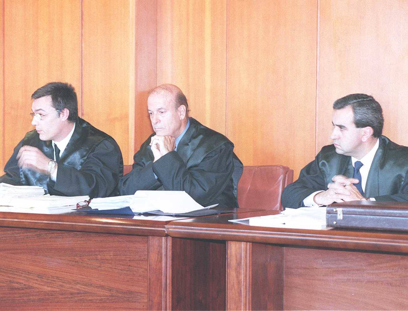 1998. Juicio al ex presidente regional, Juan Hormaechea, y a cuatro de sus consejeros por prevaricación al declarar bien de interés cultural el solar de Las Cachavas y evitar así que Manuel Rotella edificara allí.