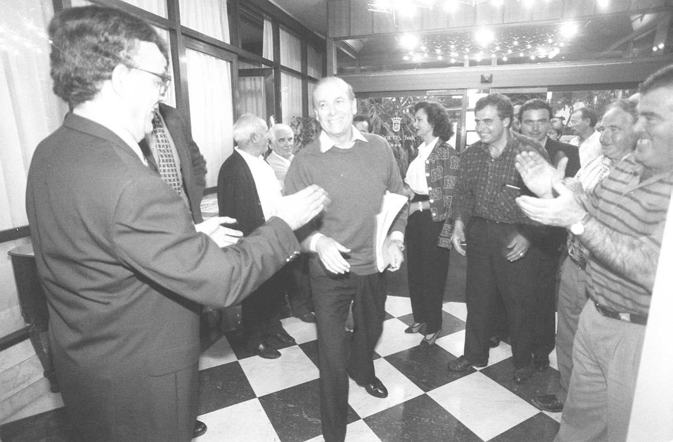 1999. Juan Hormaechea durante la presentación de UPCA en Castro Urdiales.