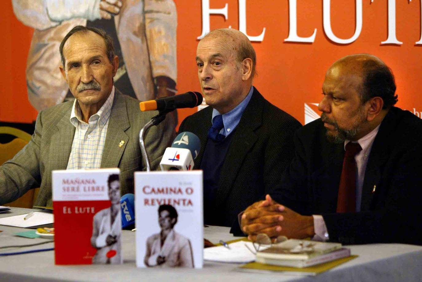 2006. Juan Hormaechea durante la presentación del libro 'Mañana seré libre' de Eleuterio Sánchez 'El Lute'.