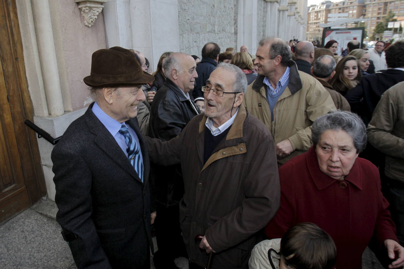 2012. Juan Hormaechea a la salida del funeral del futbolista Marcos Alonso Imaz 'Marquitos' en Los Salesianos de Santander.