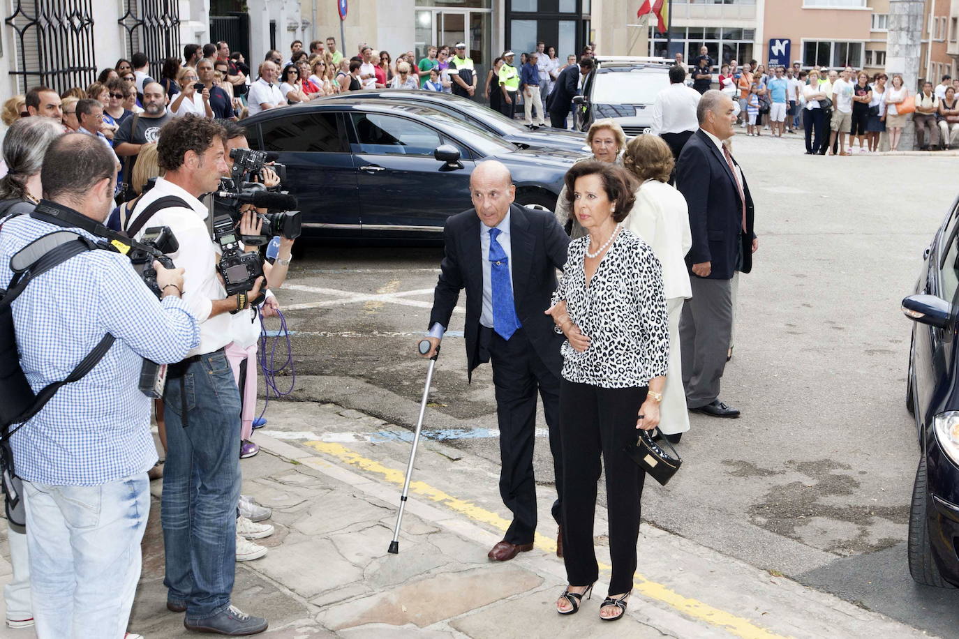 2014. El expresidente Juan Hormaechea y su esposa, Elena Alonso, a la llegada a la Catedral de Santander con motivo del funeral de Emilio Botín, presidente del Banco Santander.