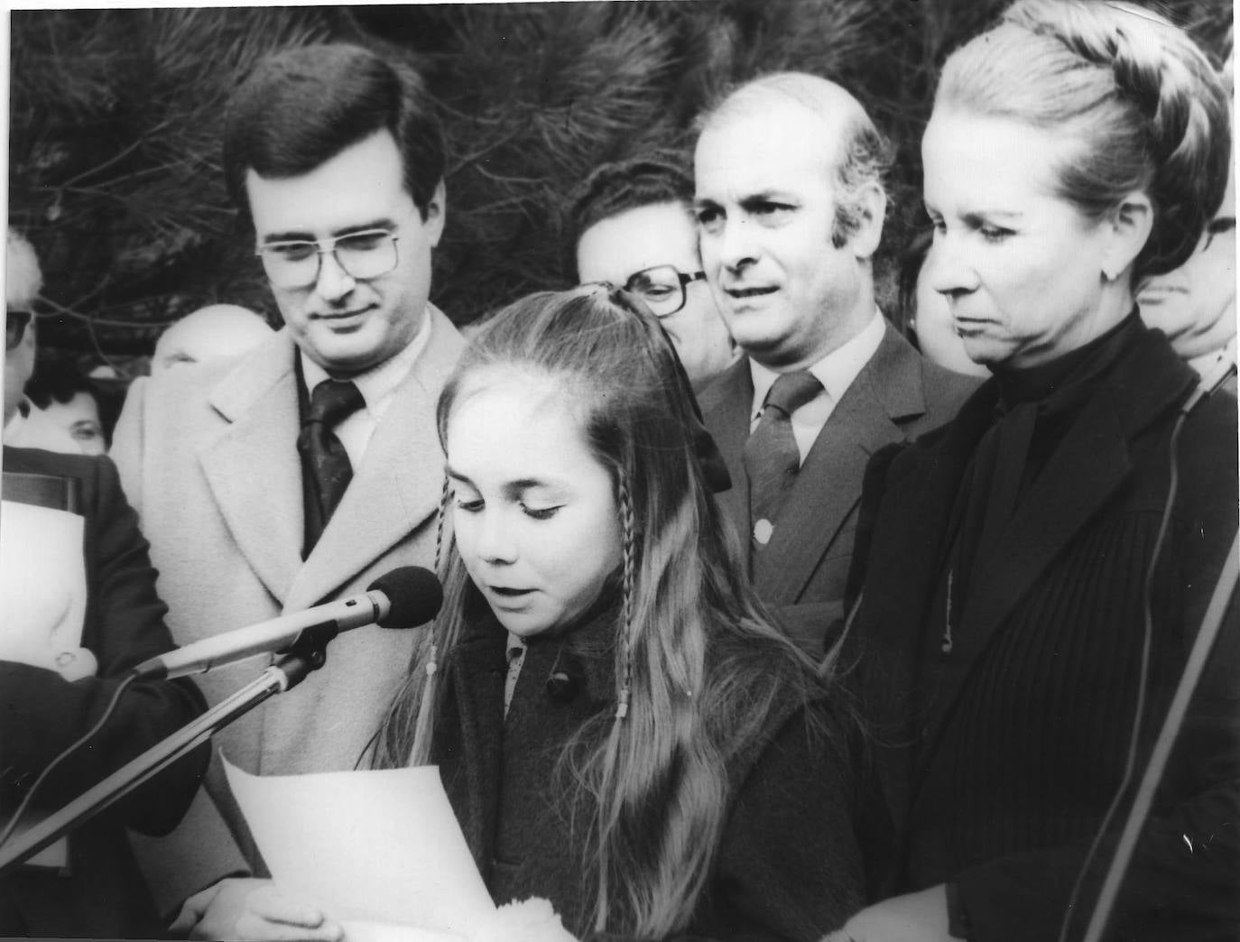 1981. Inauguración del monumento dedicado a Félix Rodríguez de la Fuente en el Parque de La Magdalena, en Santander. En la imagen, la hija menor del naturalista leyendo un discurso junto a su madre, Marcel Parmentier, y Juan Hormaechea.