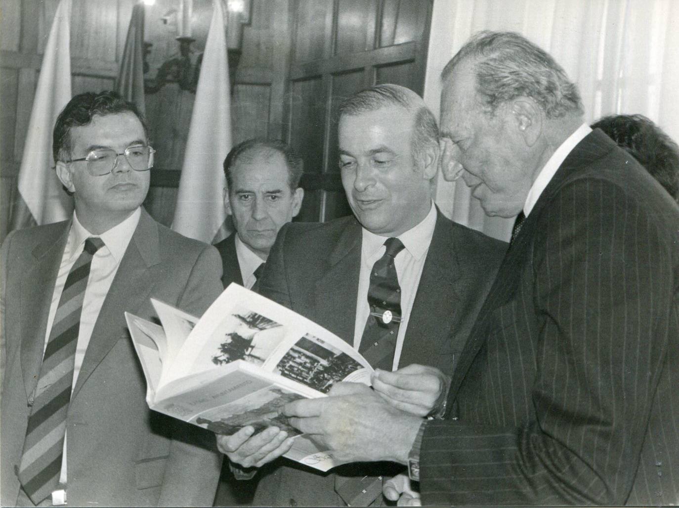 Juan Hormaechea y don Juan de Borbón, conde de Barcelona, en Santander.