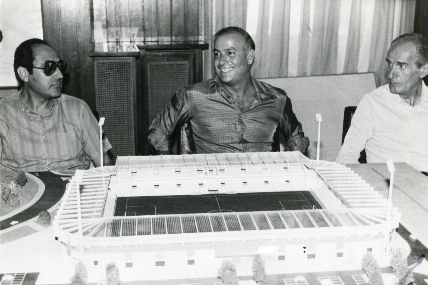 Hormaechea ante una maqueta del estadio de El Sardinero.