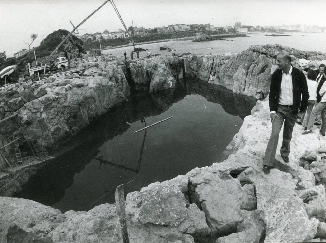 Otra imagen de la visita de Hormaechea a las obras de construcción de la piscina de las focas en el parque de La Magdalena.