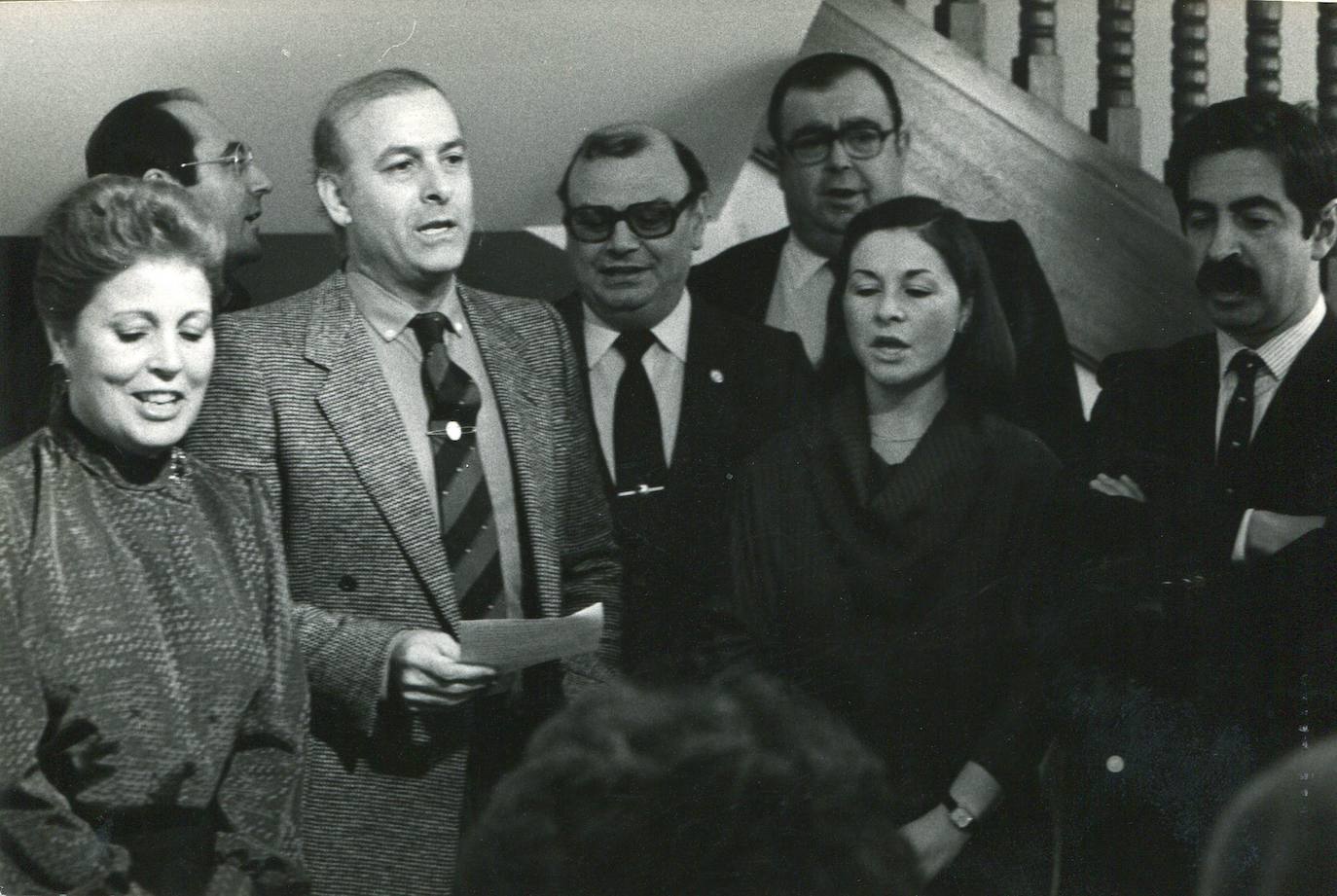 Imagen antigua de Juan Hormaechea cuando era alcalde de Santander, cantando villancicos junto a José Gutiérrez Portilla, Rosa Inés García y Miguel Angel Revilla.