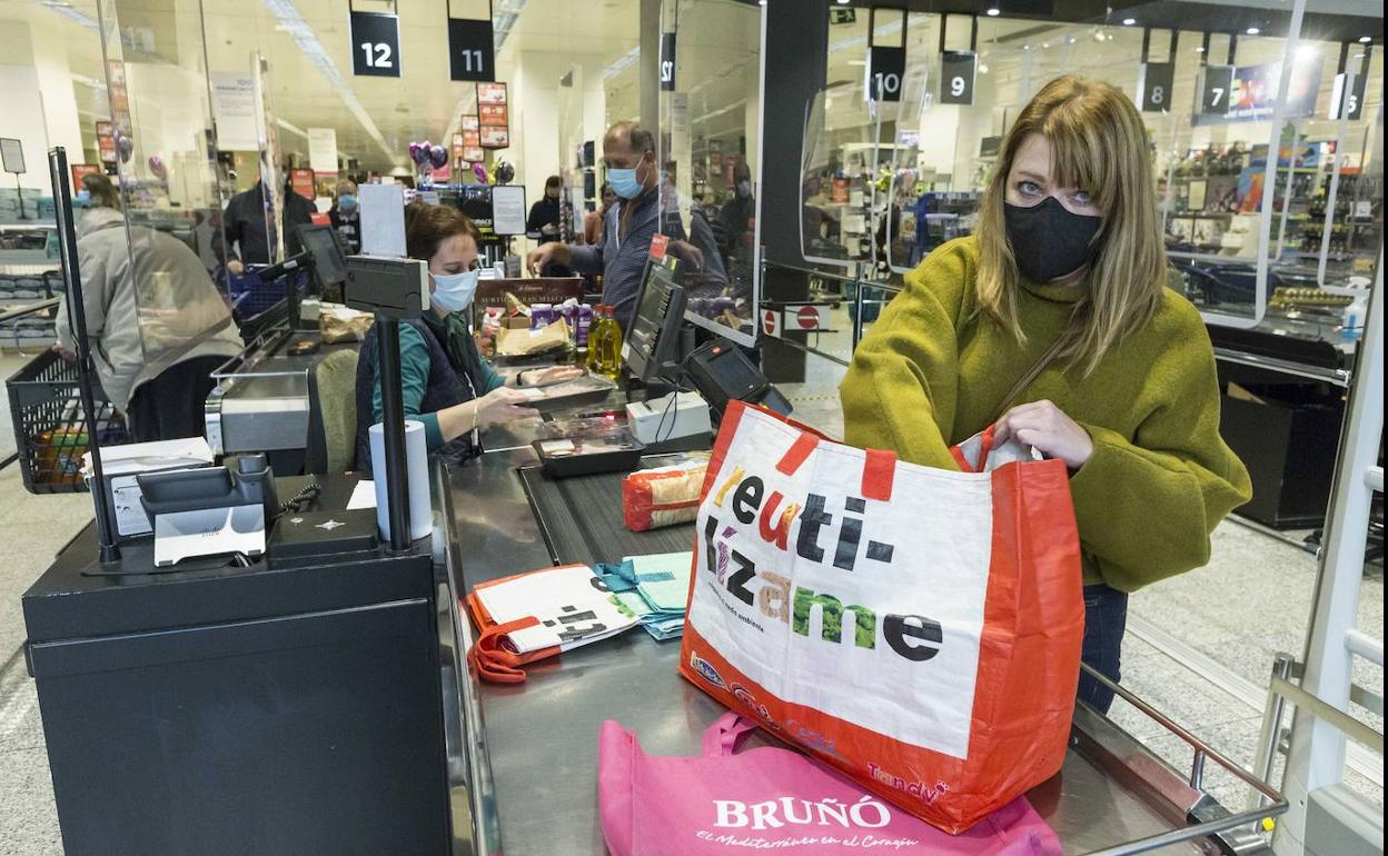 UGT reitera su rechazo a los domingos y festivos comerciales de 2021 por hacer «imposible» la conciliación