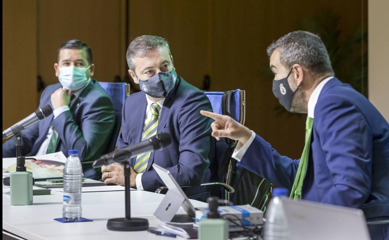 Pedro Ortiz, Alfredo Pérez y David González Pescador, en la junta de accionistas del pasado sábado.