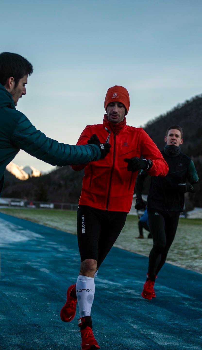 El atleta se sentó con molestias en el suelo tras diez horas y cuarenta minutos sobre el asfalto de la pista noruega de Måndalen, tiempo en el que dio 337 vueltas y recorrió 134 kilómetros y 800 metros