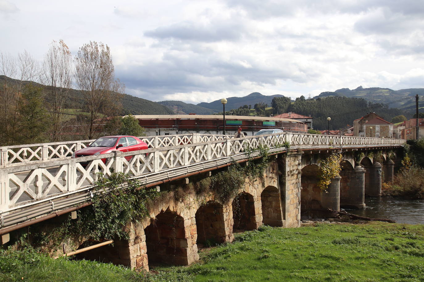Imagen de archivo del puente sobre el Asón.
