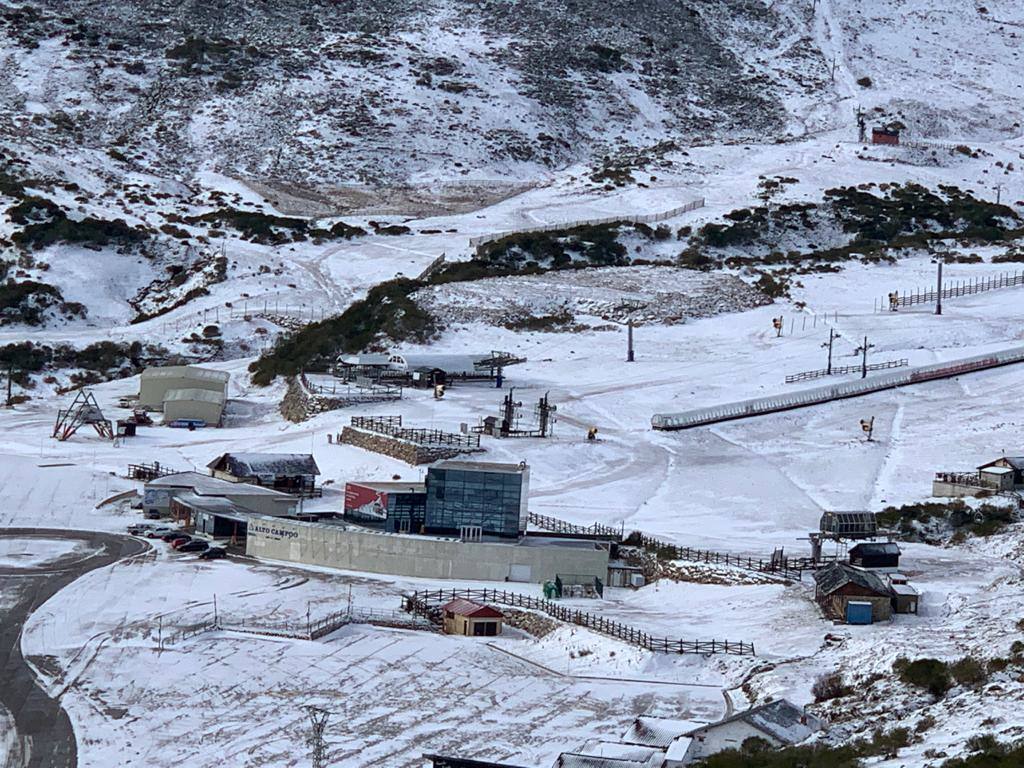 La estación de esquí cántabra está a la espera de los protocolos y decisiones sobre la apertura de este tipo de instalaciones y mientras tanto se prepara por si fuera posible hacerlo 