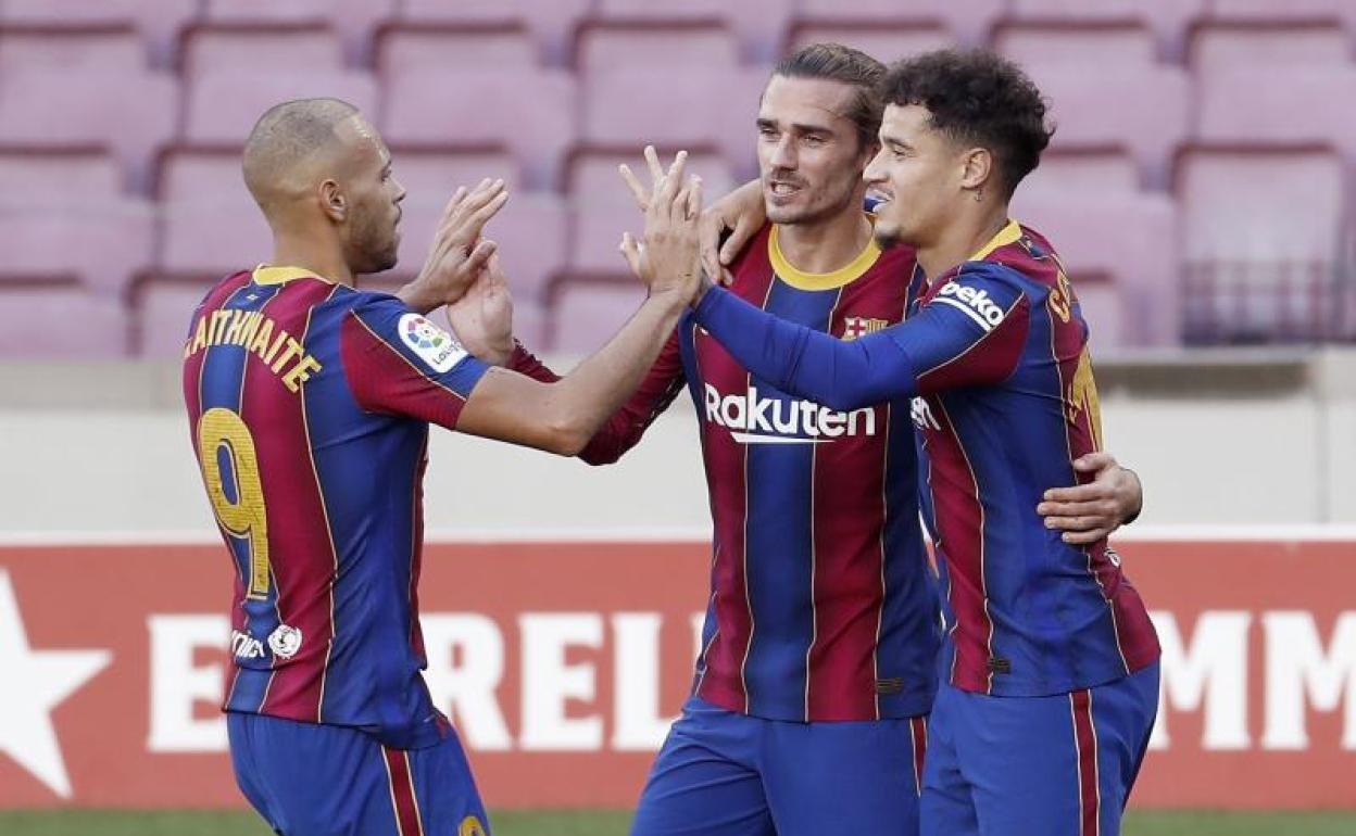 Braithwaite, Griezmann y Coutinho celebran un gol al Dinamo de Kiev. 