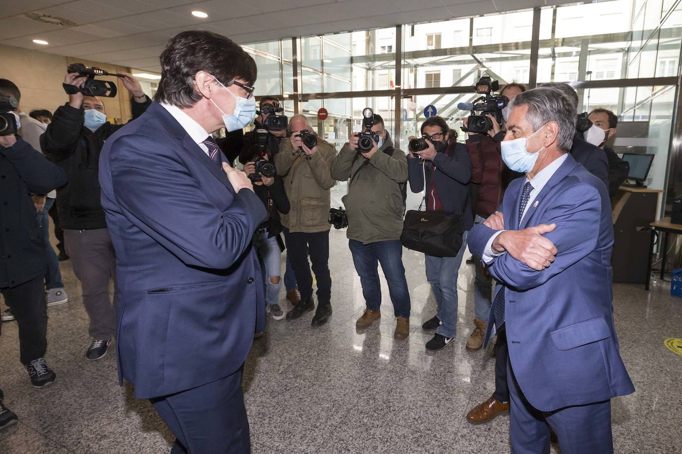 Un grupo de personas, con pancartas reclamando 'Justicia para las víctimas del coronavirus', ha recibido al ministro de Sanidad, Salvador Illa, a su llegada a la sede del Gobierno de Cantabria, en Peña Herbosa, donde fue saludado por el presidente, Miguel Ángel Revilla, antes de reunirse con más miembros del Ejecutivo regional. Previamente, Illa ha estado también en la Delegación del Gobierno. Por la tarde visitara el Hospital Valdecilla para conocer los ensayos de la vacuna contra el covid.